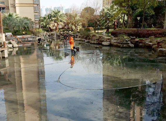 召陵景观池淤泥清理