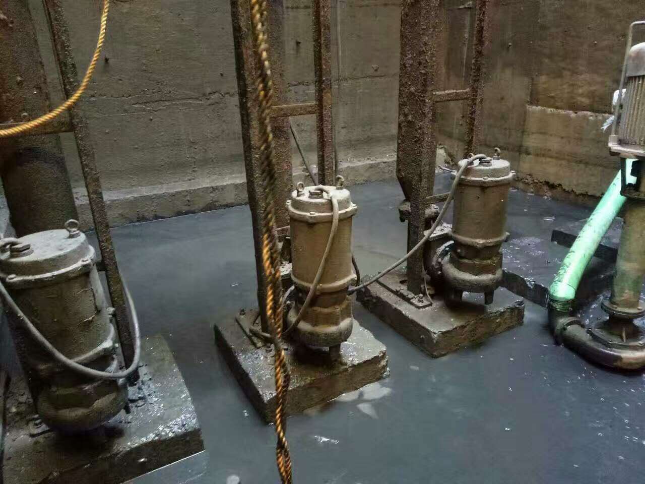 召陵污水池清理